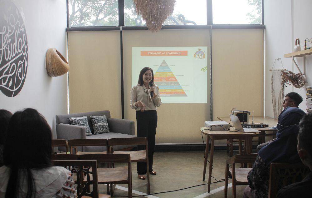 Rosdiana Setyaningrum di hadapan audiens yang berjumlah belasan orang. (IDN Times/Nena Zakiah)