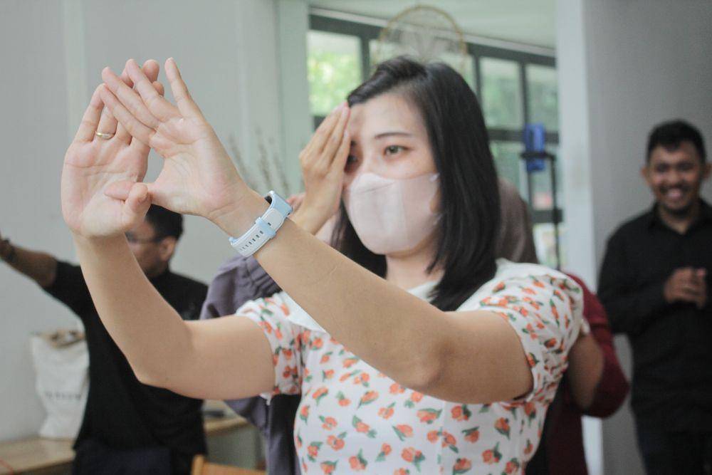 Praktek untuk mengetahui mata dominan. (IDN Times/Nena Zakiah)