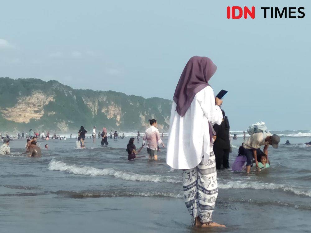 Sehari jelang Ramadan, ribuan wisatawan serbu Pantai Parangtritis. (IDN Times/Daruwaskita)