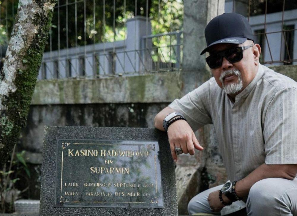 9 Potret Indro Ziarah ke Makam Personel Warkop, Penuh Kenangan!