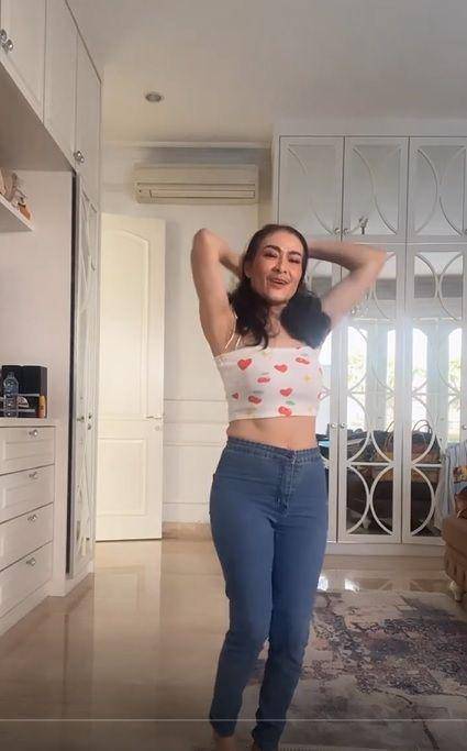 Iis Dahlia (instagram.com/isdadahlia)