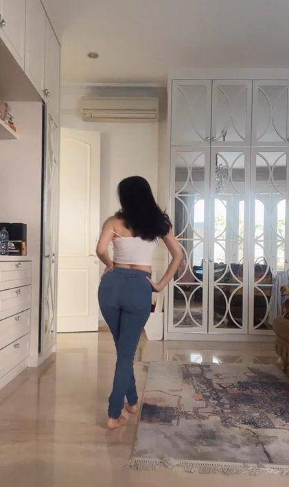 Iis Dahlia (instagram.com/isdadahlia)