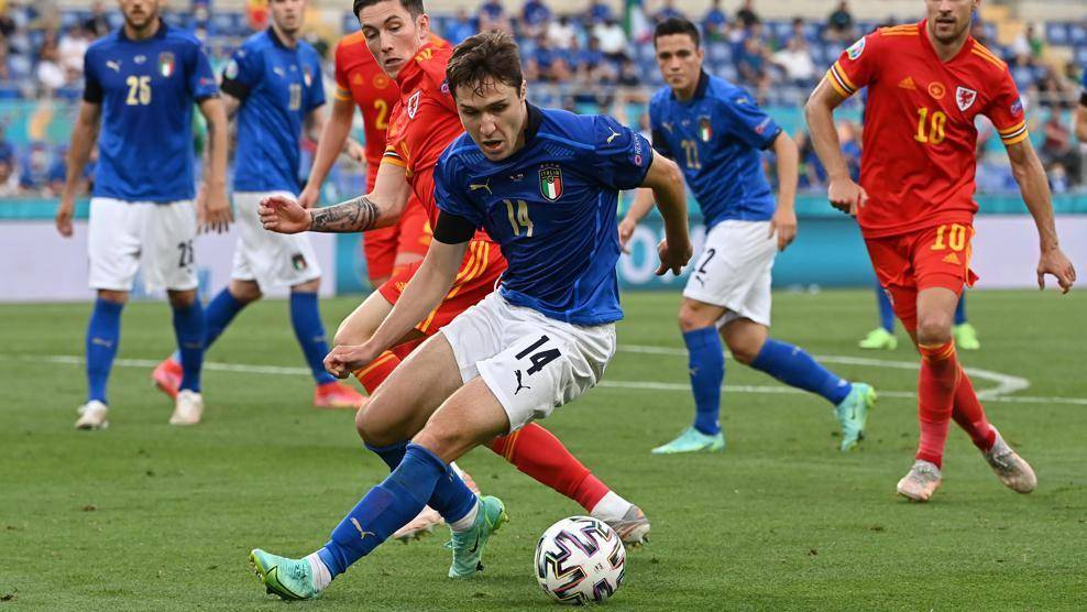 Italia melawan Wales. (uefa.com)
