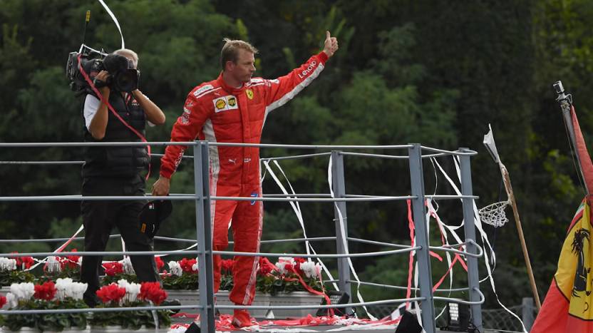 juru kamera berdiri di sebelah Kimi Raikkonen yang sedang menyapa penggemar untuk merayakan keberhasilannya finis di podium kedua di GP Italia 2018. (formula1.com)