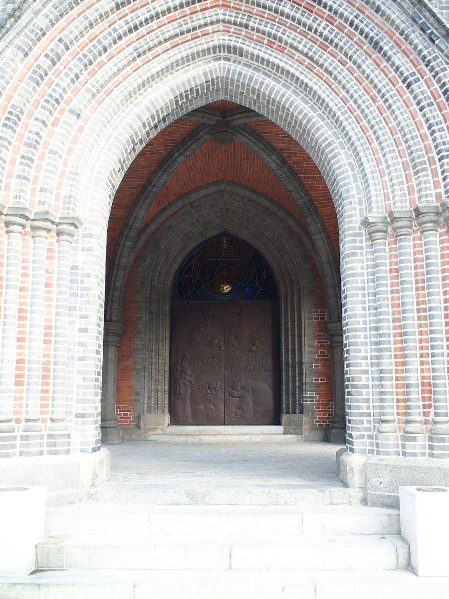 potret pintu masuk Katedral Myeongdong, Seoul (commons.wikimedia.org/Exj)