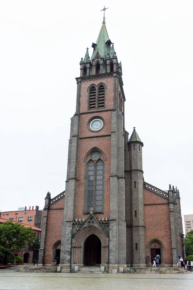 potret fasad depan Katedral Myeongdong dengan menara gerejanya (commons.wikimedia.org/Tristan Surtel)