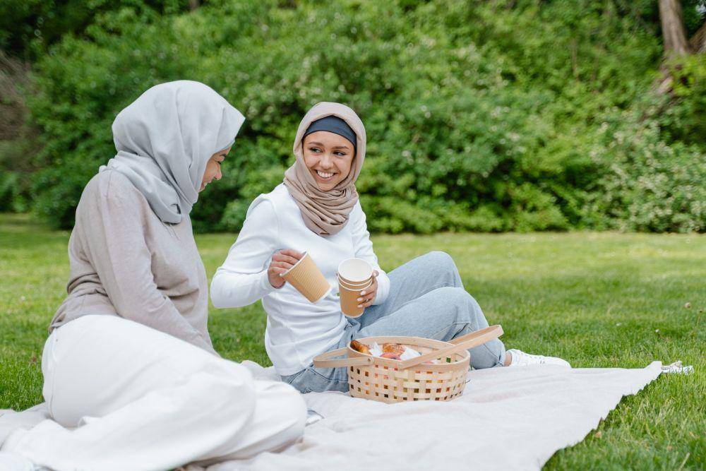ilustrasi bersama teman (pexels.com/MART PRODUCTION)