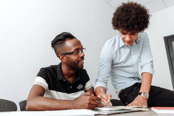 ilustrasi teamwork (pexels.com/SThirdman)
