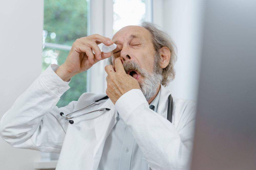 Ilustrasi menggunakan obat tetes mata. (Pexels.com/Tima Miroshnichenko)