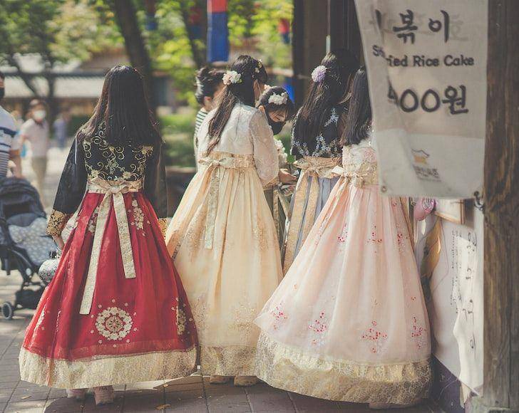 ilustrasi masyarakat Korea Selatan (unsplash.com/zero take)