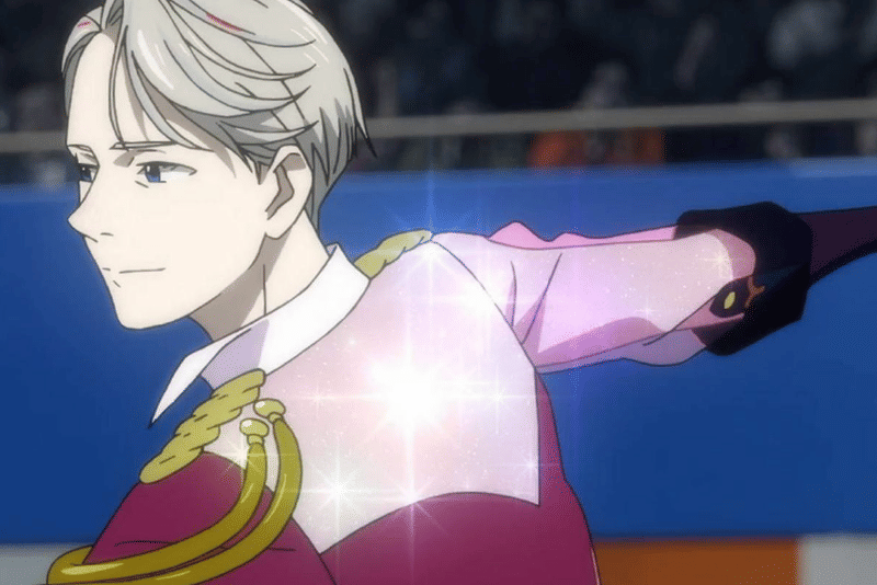 Victor Nikiforov mengenakan kostum berwarna merah muda dengan hiasan emas saat tampil di arena seluncur es dalam anime Yuri!!! on ICE.