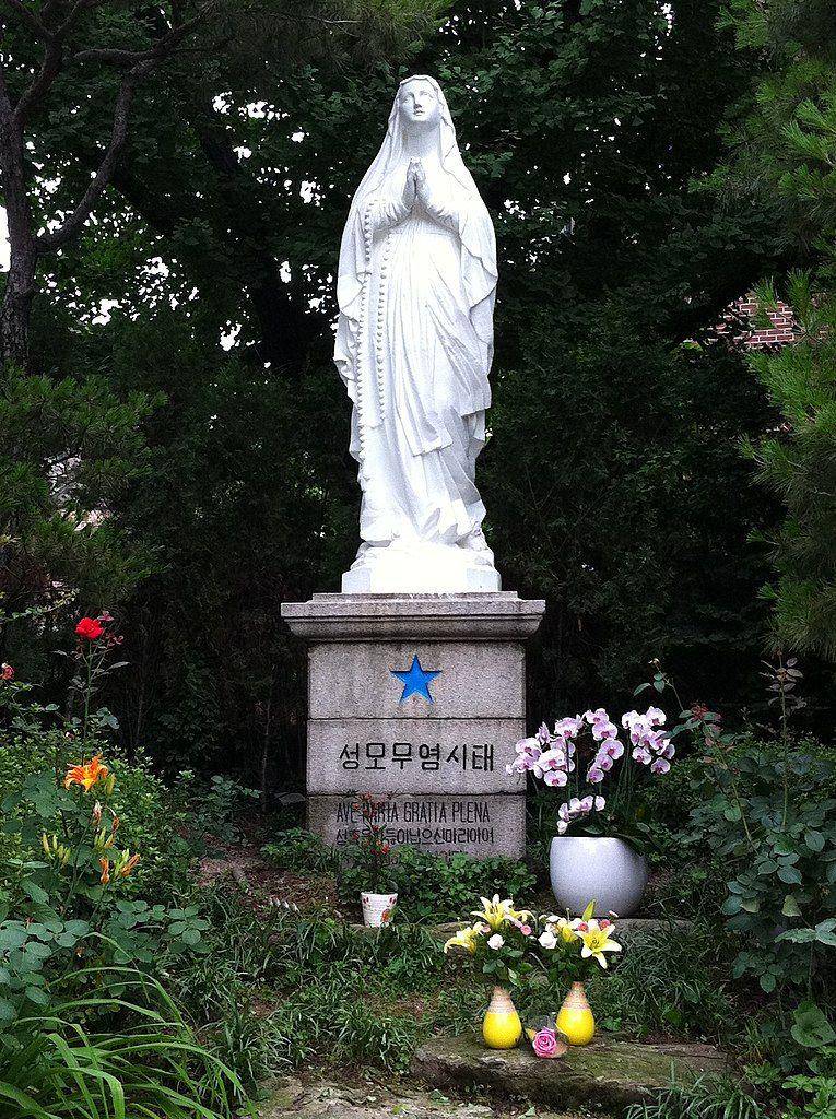potret patung Bunda Maria di halaman Katedral Myeongdong (commons.wikimedia.org/Noulovanarderso)