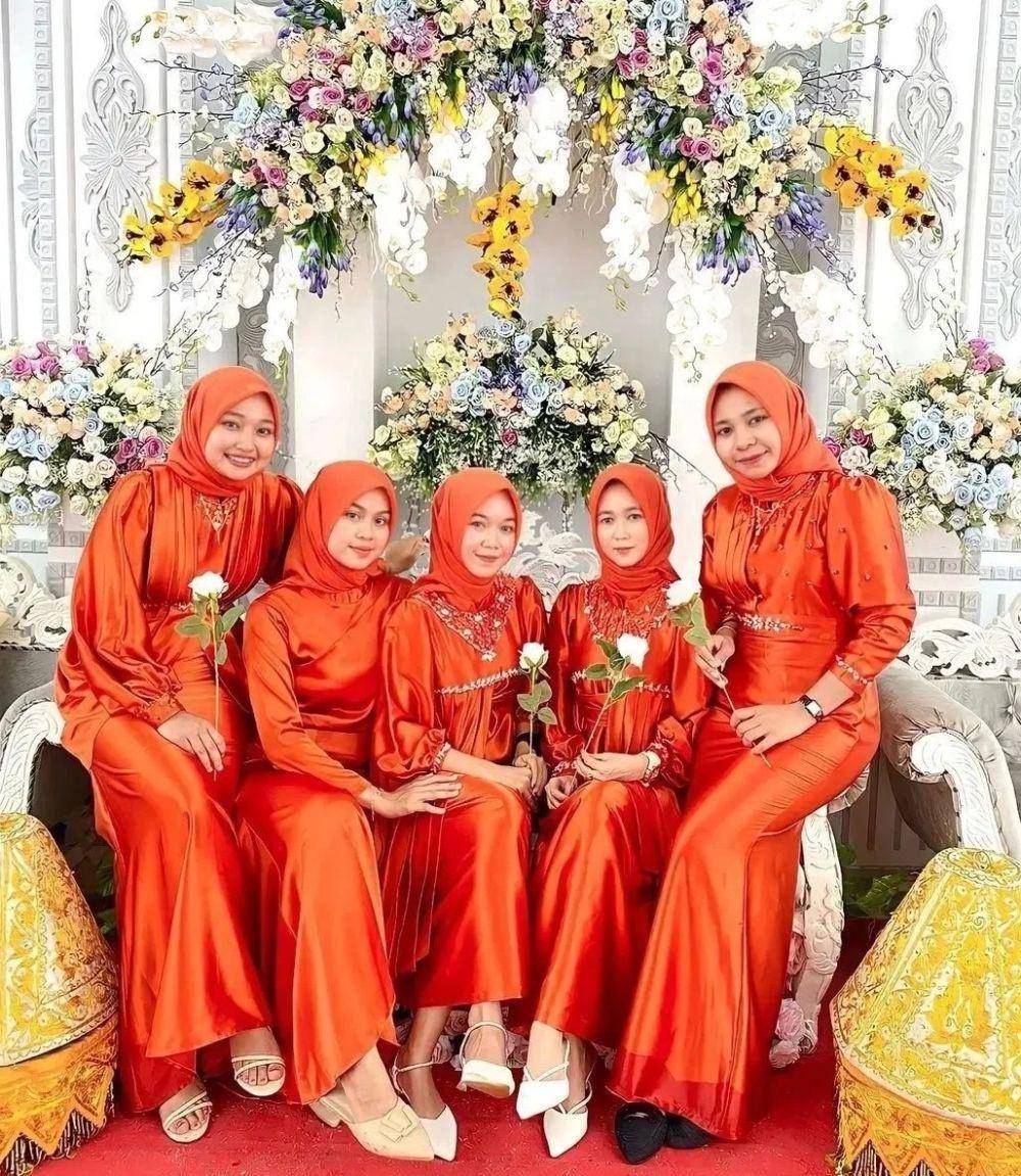 Seragam bridesmaid oranye (instagram.com/kondanganootd)