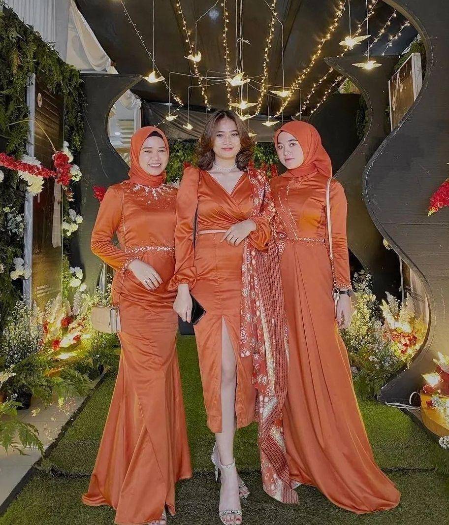 Seragam bridesmaid oranye (instagram.com/kondanganootd)
