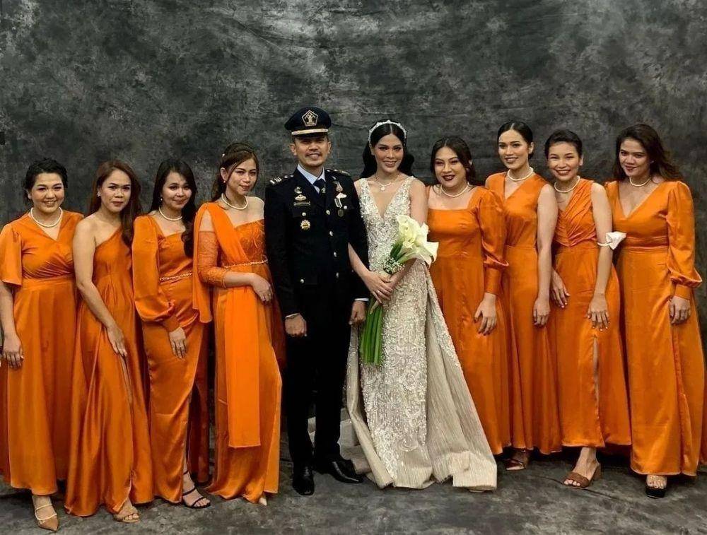 Seragam bridesmaid oranye (instagram.com/kondanganootd)