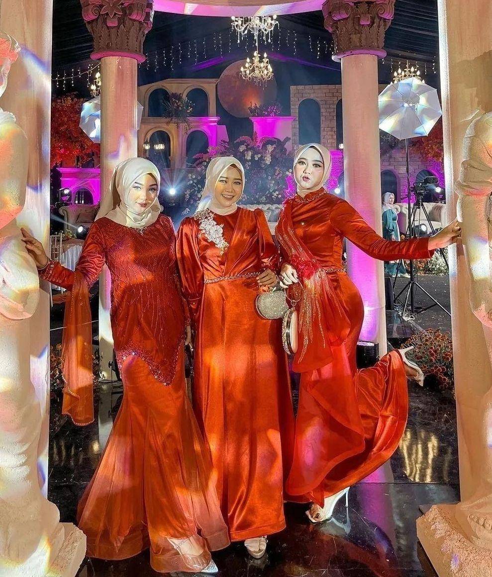 Seragam bridesmaid oranye (instagram.com/kondanganootd)