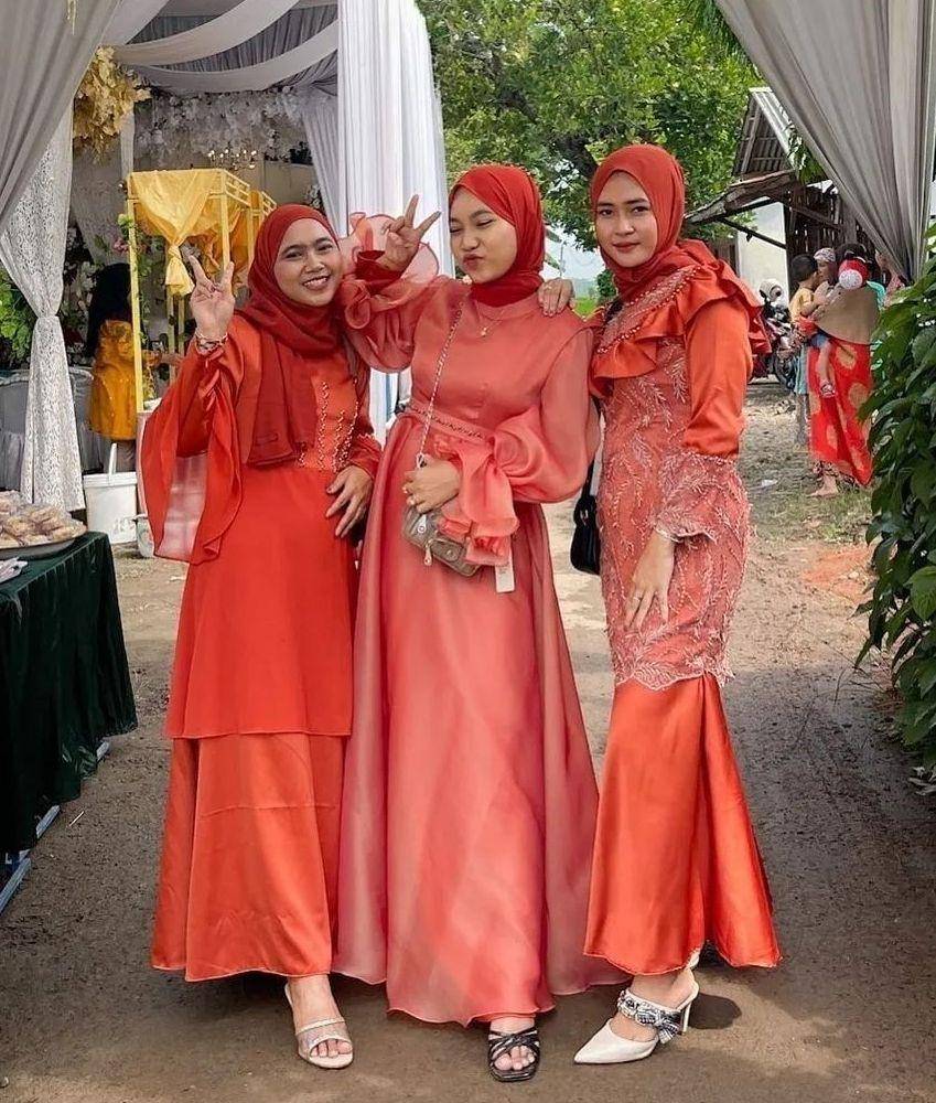 Seragam bridesmaid oranye (instagram.com/kondanganootd)