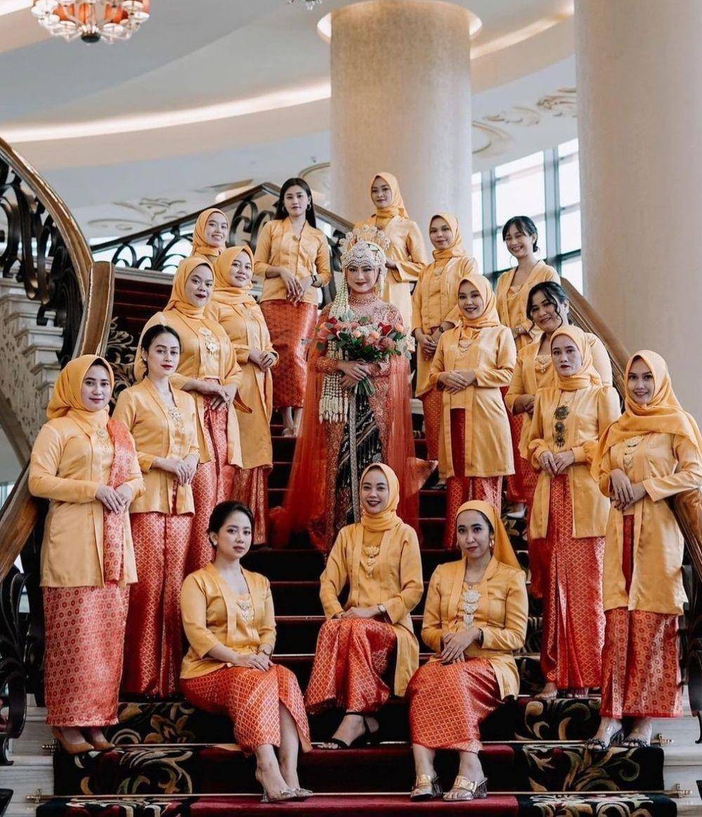 Seragam bridesmaid oranye (instagram.com/kondanganootd)