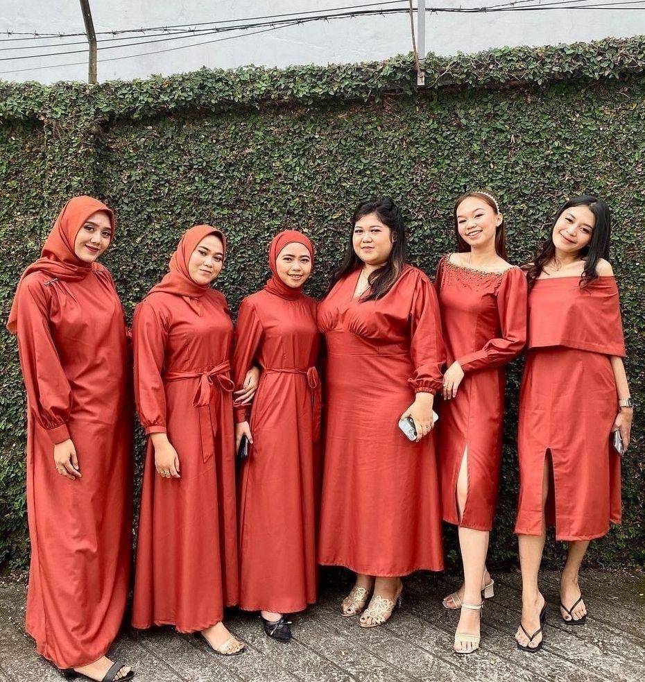 Seragam bridesmaid oranye (instagram.com/kondanganootd)