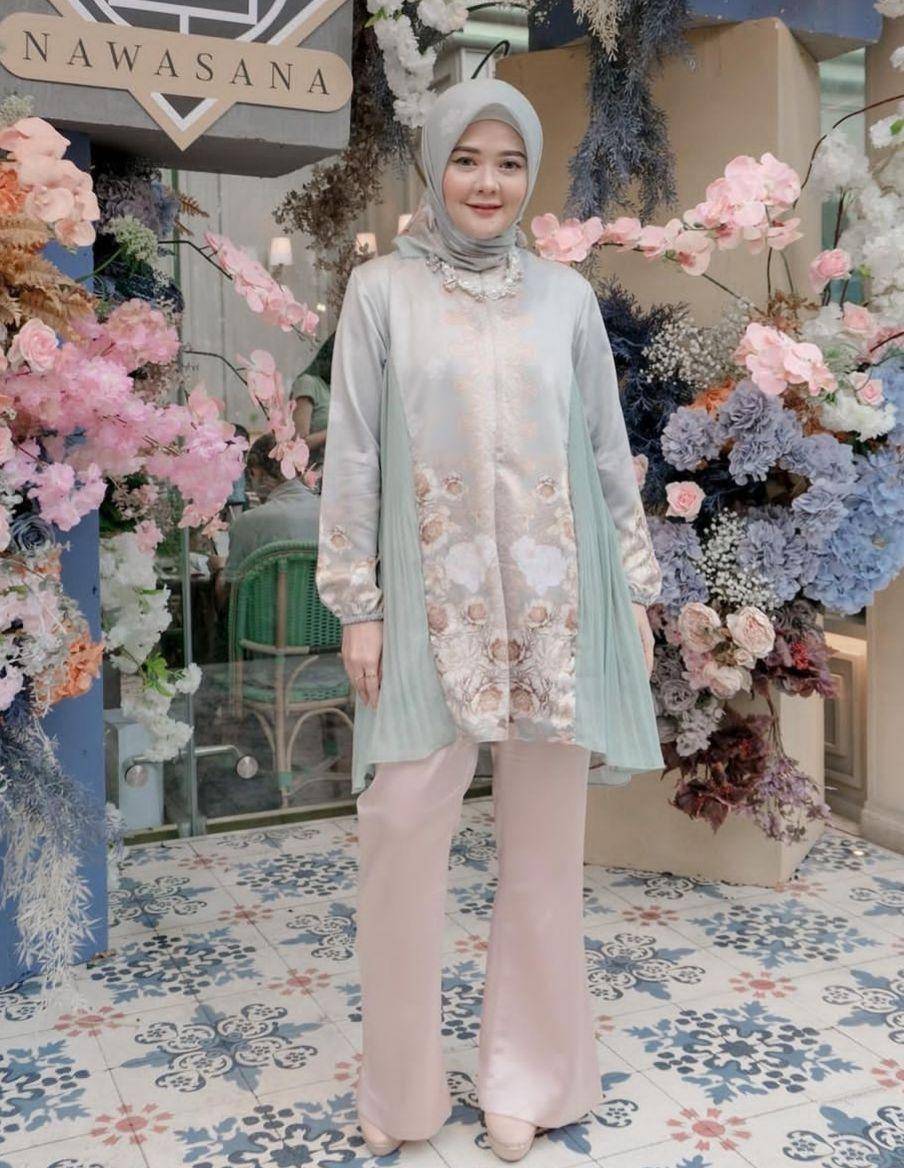 Style tunik floral (instagram.com/nitanurul)
