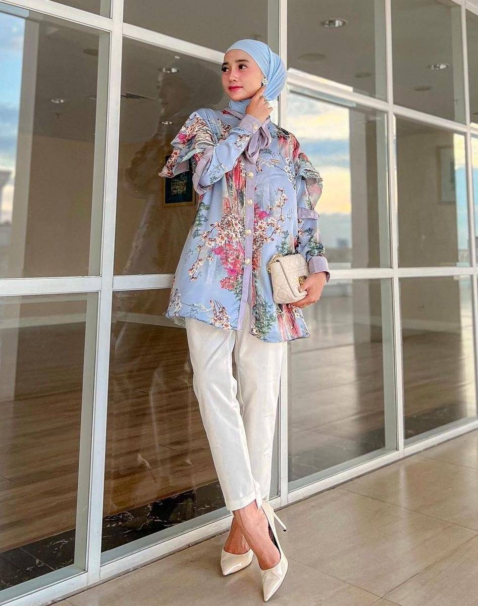 Style tunik floral (instagram.com/_nbillaa)