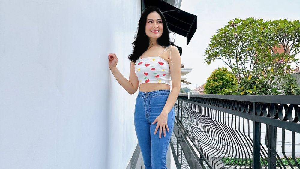 Iis Dahlia (instagram.com/isdadahlia)