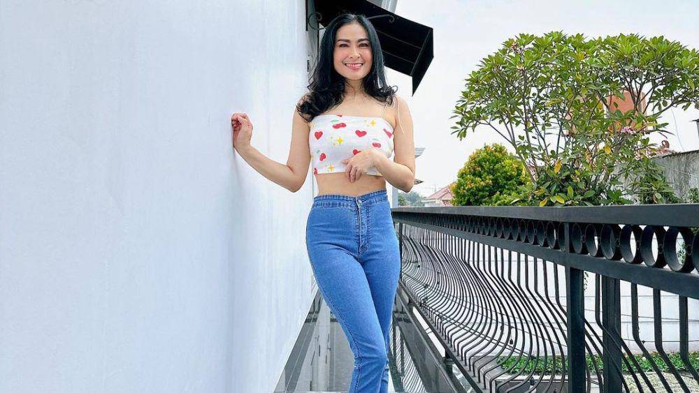Iis Dahlia (instagram.com/isdadahlia)