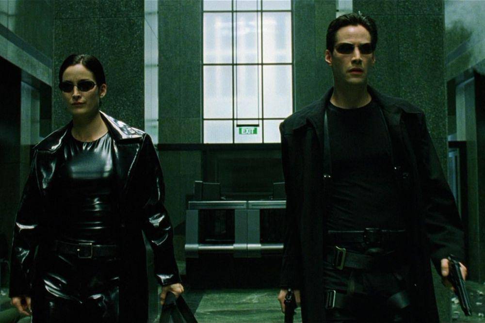 Carrie-Anne Moss dan Keanu Reeves dalam film The Matrix (dok. Warner Bros. Pictures/The Matrix)
