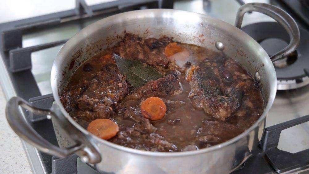 ilustrasi slow cooked beef braised in white wine (youtube.com/French Cooking Academy)