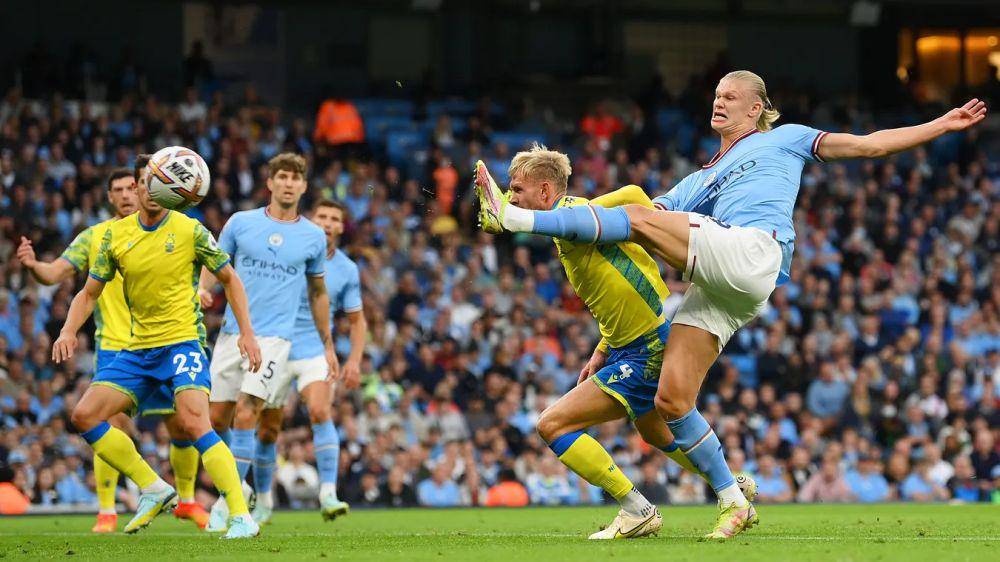 Erling Haaland mencetak gol ke gawang Nottingham Forest. (premierleague.com)