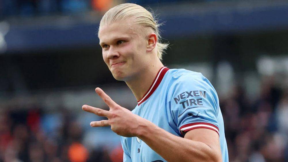 Erling Haaland merayakan hat-trick ke gawang Manchester United. (premierleague.com)