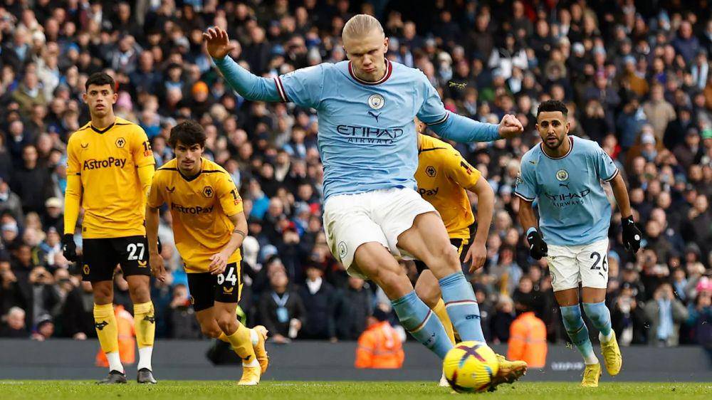 Erling Haaland mencetak gol penalti ke gawang Wolverhampton Wanderers. (premierleague.com)