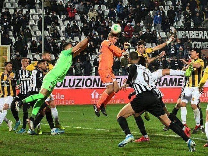 Ivan Provedel mencetak gol bagi Juve Stabia. (instagram.com/ivanprovedel)