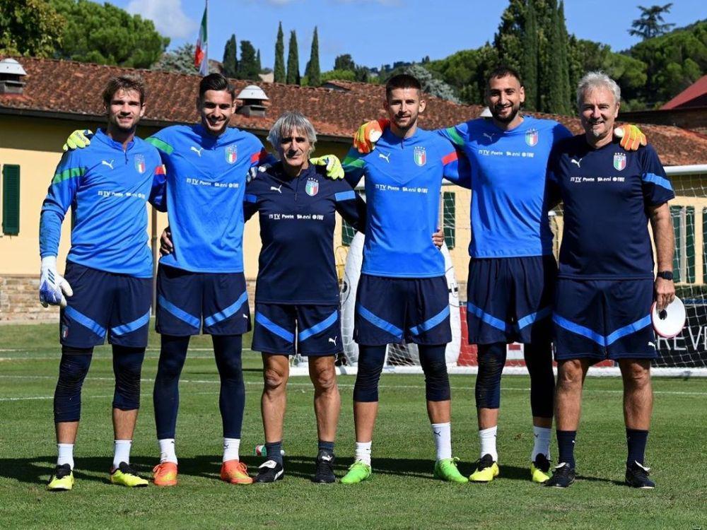 Ivan Provedel (ujung kiri) berfoto bersama para kiper Timnas Italia. (instagram.com/ivanprovedel)