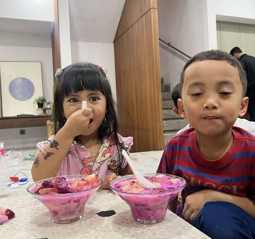 potret Xabiru dan Chava belajar puasa (instagram.com/rachelvennya)