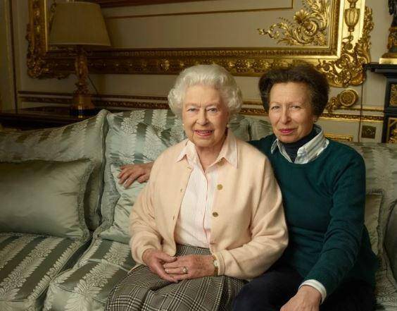 Anne, Princess Royal bersama Ratu Elizabeth II. (Instagram.com/ theroyalfamily)