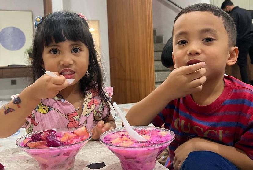 potret Xabiru dan Chava belajar puasa (instagram.com/rachelvennya)