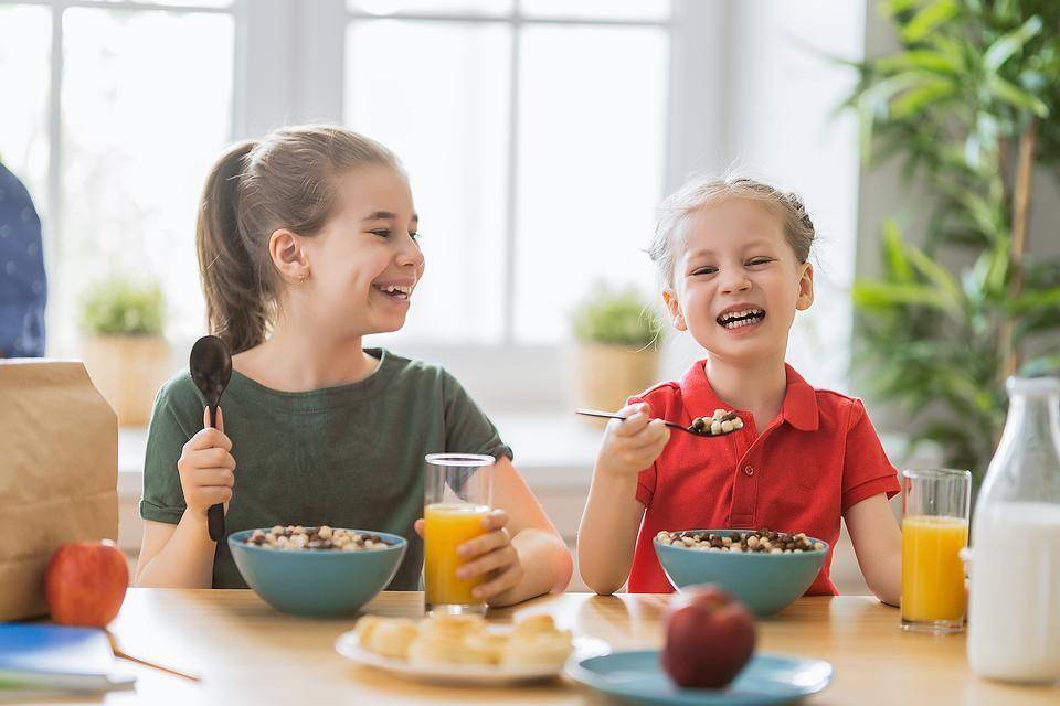 ilustrasi anak yang sedang makan sereal kaya serat (30second.com)