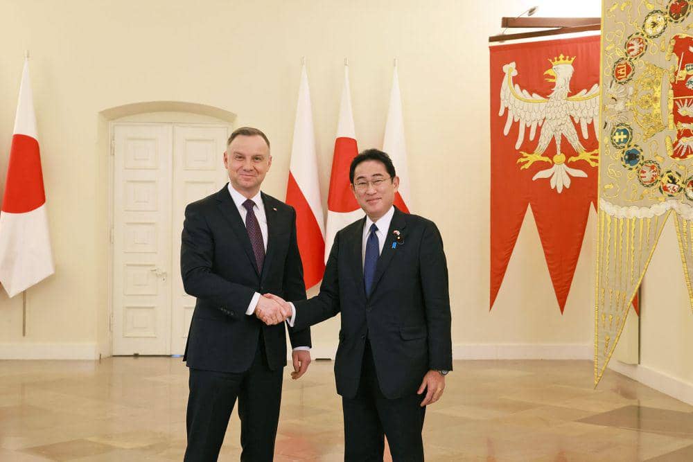 Perdana Menteri Jepang Fumio Kishida (kanan) saat bertemu dengan Presiden Polandia Andrzej Duda di Warsawa pada Rabu (22/3/2023). (twitter.com/JPN_PMO)