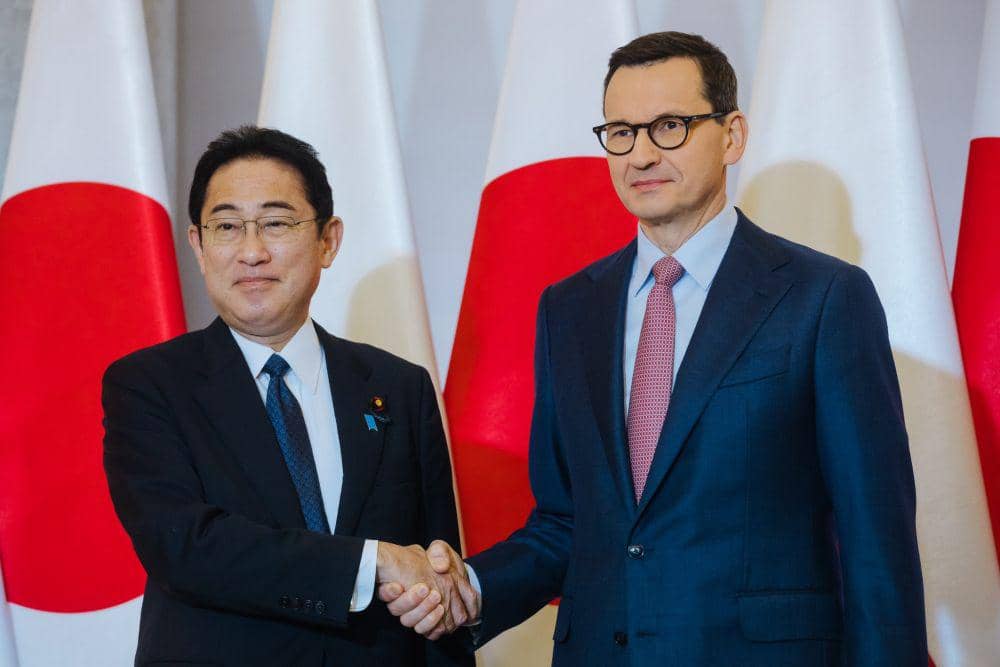 Perdana Menteri Jepang Fumio Kishida (kiri) saat bertemu dengan Perdana Menteri Polandia Mateusz Morawiecki di Warsawa pada Rabu (22/3/2023). (twitter.com/MorawieckiM)