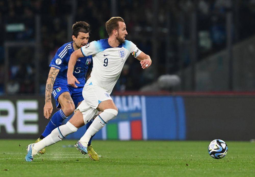 Aksi Harry Kane saat Inggris mampu mempermalukan tuan rumah Italia 2-1 dalam laga babak kualifikasi Piala Eropa 2024 (Twitter/@england)