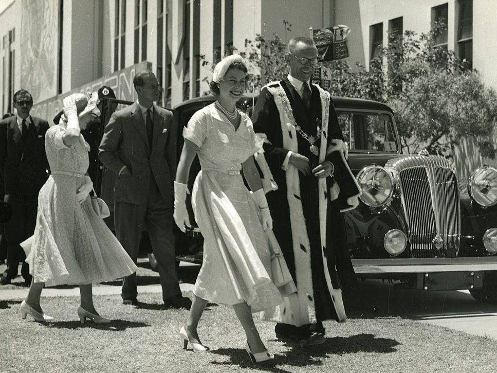 Potret Ratu Elizabeth II di Royal Tour of New Zealand tahun 1953, ditemani Walikota Gisborne Harry Barker dan Duke of Edinburgh di belakangnya. (commons.wikimedia.org/Archives New Zealand)