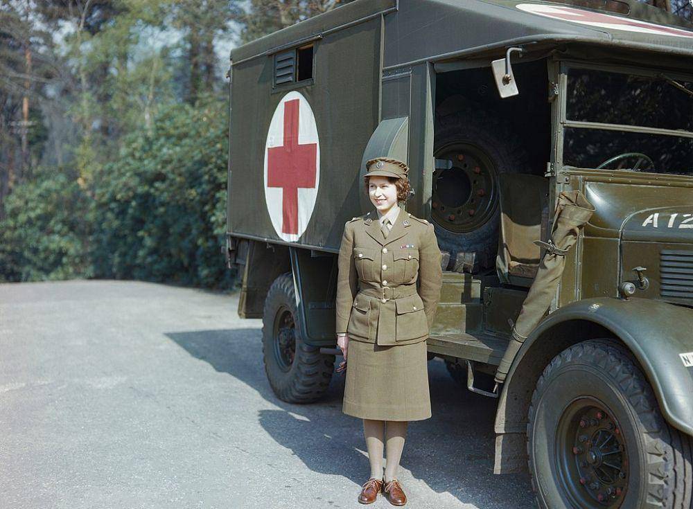Potret Putri Elizabeth di Auxiliary Territorial Service, sebagai Subaltern ke-2 berdiri di depan ambulans. (commons.wikimedia.org/Ministry of Information official photographer)