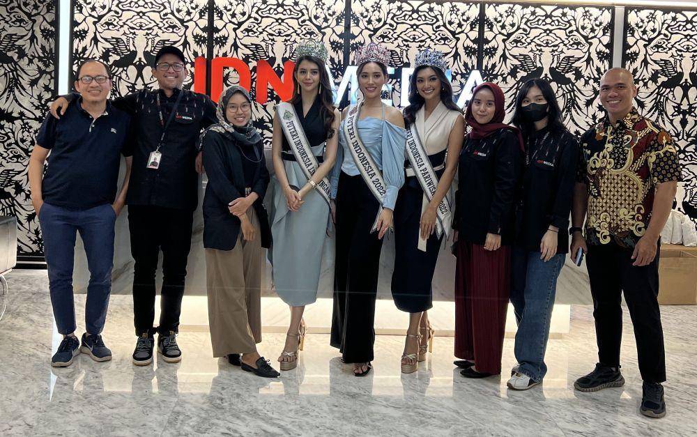 Top 3 Puteri Indonesia 2022 bersama perwakilan YPI dan IDN Media (IDN Times/Wahyu Kurniawan)
