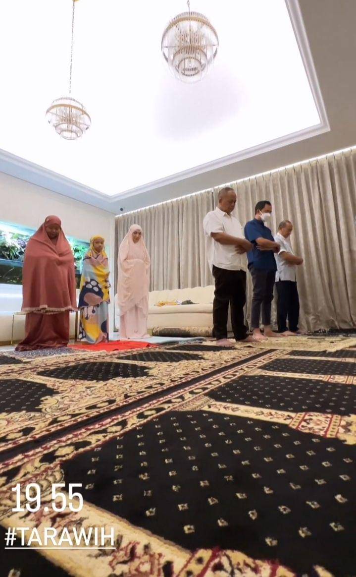 potret tarawih perdana keluarga Ayu Dewi (instagram.com/mrsayudewi)