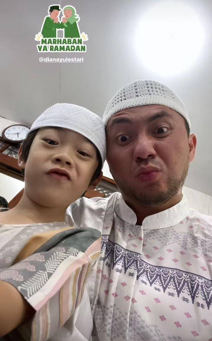 potret tarawih perdana Omesh (instagram.com/omeshomesh)