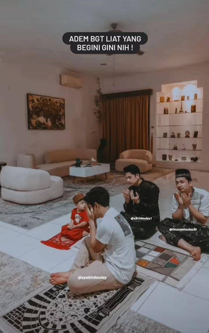 potret tarawih perdana keluarga Syakir Daulay (instagram.com/hamimidaulay)