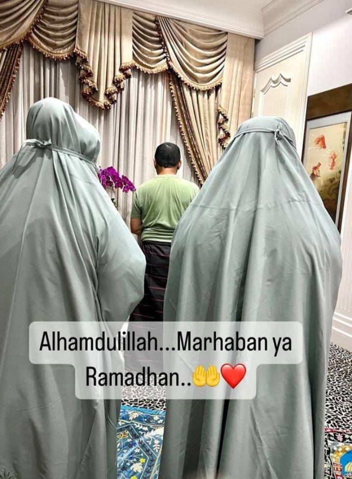 potret tarawih perdana keluarga Mayangsari (instagram.com/mayangsari_official)