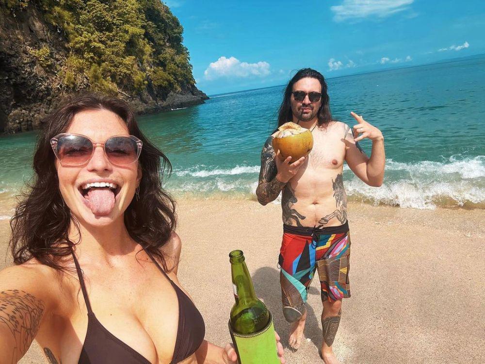 Jay Weinberg dan Chlo Weinberg di Pantai Virgin Beach, Karangasem. (Instagram.com/jayweinberg)