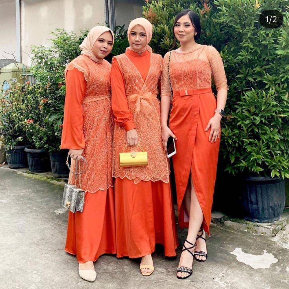 Seragam bridesmaid oranye (instagram.com/kondanganootd)